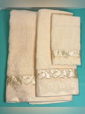Vintage Ivory 3 Piece Towel Set With Lace and Decorative Trim
